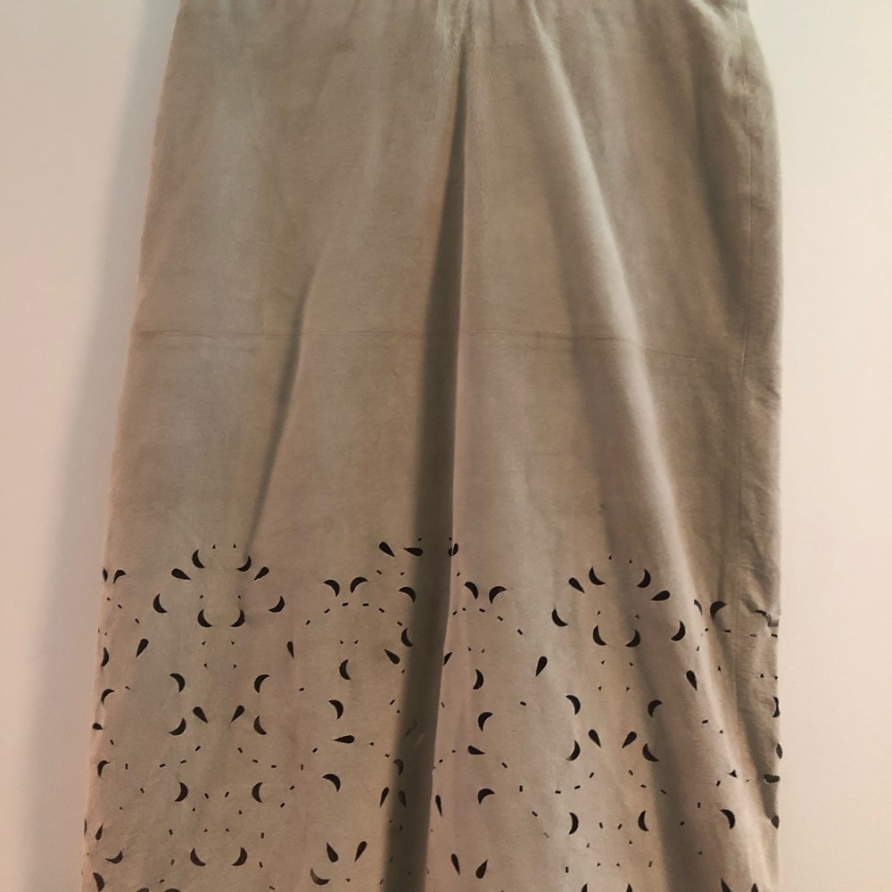 2001 Suede BCBG laser cut hem size 6 cream skirt